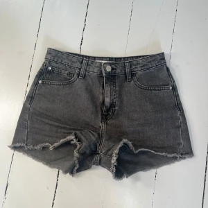 Grå jeansshorts från Bliss - Fina mörkgrå jeansshorts från Bliss i storlek XS med fransiga kanter och fickor. Nästan aldrig använda 🩶