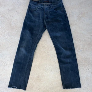 Grå nudie jeans - Tja! Säljer ett par Nudies i 31/32. Modell: steady Teddy Rätt sköna så lite synd att släppa dem. Kanterna längst ner är avklippta (därav priset) men märks ju knappt när man bär dem. Modellen är 178, 65kg. Mått: 40, 105, 75, 19. Bara att skriva om de nåt ni undrar