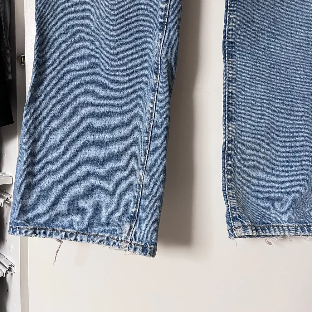 Snygga blå jeans med hög midja och rak passform. Klassisk femficksdesign med knapp och dragkedja framtill. Perfekta för en avslappnad stil. Använda 1 gång! Önskar du veta exakta mått? Tveka inte att höra av dig!. Farkut & Housut.