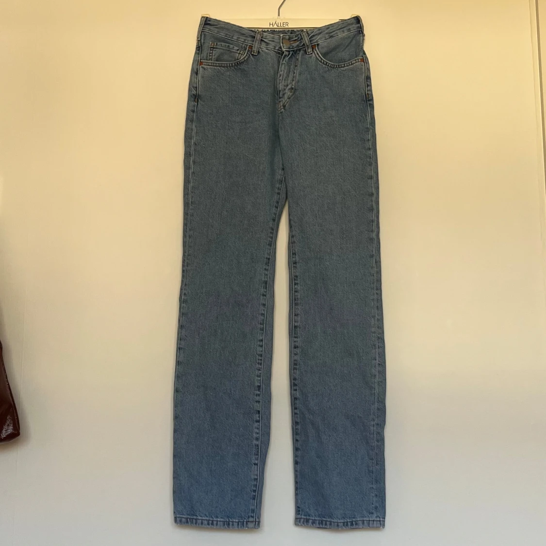 Blå jeansbyxor med låg midja