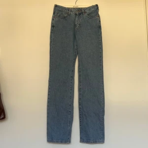 Blå jeansbyxor med låg midja - Blå jeansbyxor med låg midja och rak passform. De har en klassisk design med dragkedja och knapp framtill. 💙