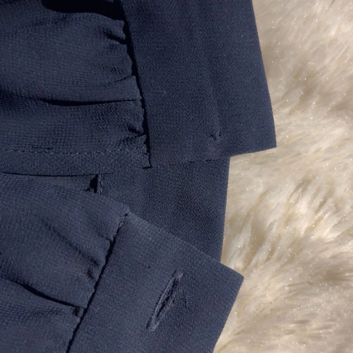 Svart blus med spetsdetaljer - 1