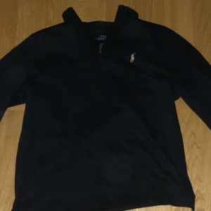 Svart quarter zip från Ralph Lauren - Säljer en helt ny svart tröja från Ralph Lauren med dragkedja och klassisk logga på bröstet. Original pris: 1600✅ Säljer billigt för att den är för stor🔥