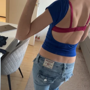 Blå rygglös topp från Shein - Säljer en blå ryggslös topp från Shein. Säljs för att den inte kommer till användning längre och den är väl använd. Fråga om bättre bilder om det behövs och priset kan diskuteras!