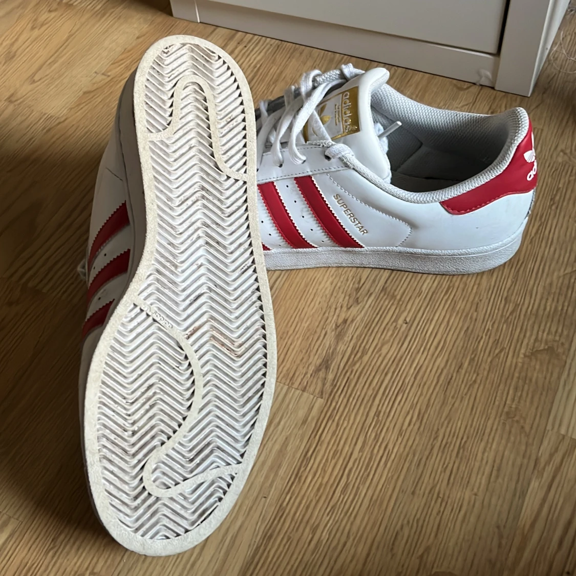 Adidas Superstar sneakers i vitt och rött - 1