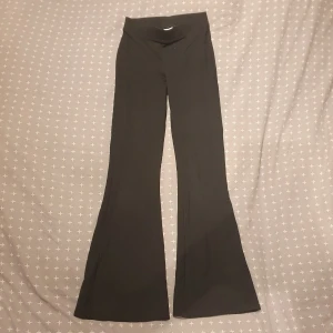 Svarta byxor från Gina Tricot - ❗️Skriv innan köp❗️Svarta flare byxor från Gina Tricot med en utsvängd bootcut-stil. Byxorna är tillverkade i ett mjukt och bekvämt material. Lite korta på mig. Har används. 