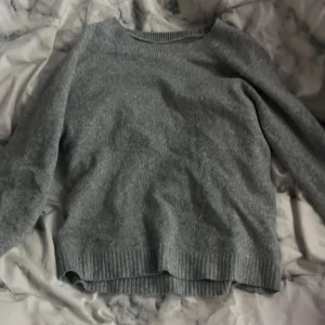 Grå stickad tröja från Vero Moda - Mysig grå stickad tröja från Vero Moda. Som ny 💞