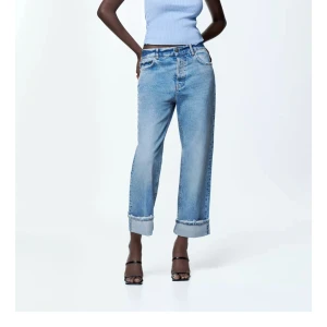 Ljusblå ribbad tubtopp - Säljer en stilren ljusblå tubtopp med ribbad textur och knapprad på sidan. Perfekt för en trendig look.