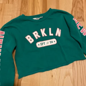 H&M grön tröja, storlek 134/140 - Grön croppad tröja med långa ärmar.  Fint skick!