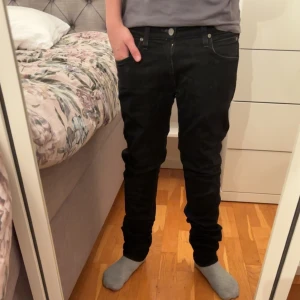 Svarta lee jeans  - Svarta jeans till salu 	•	Storlek: 32/32 	•	Passform: Slim fit 	•	Material: 98% bomull, 2% elastan 	•	Skick: Använda men i mycket gott skick  Dessa jeans är bekväma och passar till vardaglig användning. Men funkar perfect till fester.