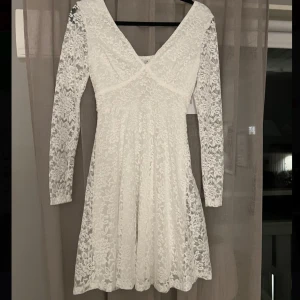 Helt ny studentklänning  - Säljer min oanvända superfina studentklänning då jag hittade en annan! Storlek Xs men passar S me! Jag beställde den från bubbelroom för 600kr. Säljer för 450kr