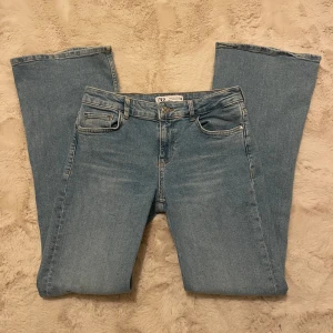 Lågmidjade bootcut jeans - Superfina blå jeans från zara. Nästan som nya, endast använda ett fåtal gånger. Säljer då de tyvärr inte kommer till användning. Strl 38 men skulle snarare säga 36. Två små hål på insidan ( syns inte på utsidan ) men det påverkar absolut inte💗