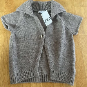 Grå stickad kofta från Zara - Kofta/tröja från Zara. Helt ny endast testad, lappen sitter kvar. Storlek L men passar även xs💘