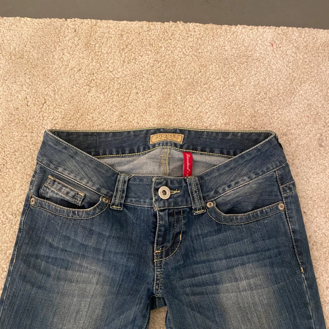Blå lågmidjade bootcut jeans från Guess - 2