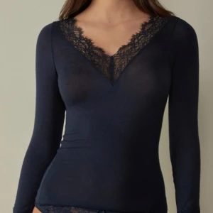 Svart långärmad topp med spetsdetaljer - Säljer denna Intimissimi tröjan då den ej kommer till användning!!🥰använd ett fåtal gånger så nästan som ny💘