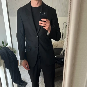 Svart kavaj från Loro Piana - Säljer denna loro piana kavajen. Väldigt fin i kvaliten men det finns vissa tecken av användning. Kavajen är lite skrynklig men de är bara att stryka till. Pm för fler bilder. Priset kan diskuteras!