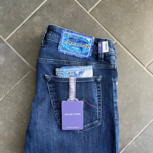 Jacob Cohen jeans - Jacob Cohen jeans i modellen BARD, storlek 32. De är helt nya med tags samt näsduk och ligger på 6000 kr i butik. Har inne W32, W33, skriv vid funderingar🙌
