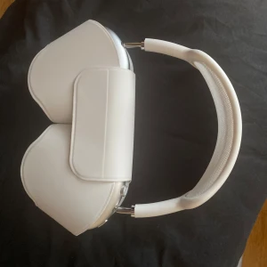 Max hörlurar (Apple) - Hämtas i Värnamo/ Jönköping eller kan postats med plick (säkretköp) serienummer kan fås via DM, billigast på hela plick först till kvarn. Skickas med säkra köp via plick för båda parters säkerhet, bilder kan skickas på begäran kartong och alla original tillbehör tillkommer även kvitto finns  Mvh  / Thom 
