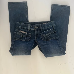 Blå jeans från Herrlicher - Snygga blå jeans från Herrlicher med en klassisk femficksdesign och en bekväm passform. De har en låg midja och raka ben,sälj pågrun av inte andvändning ❤️