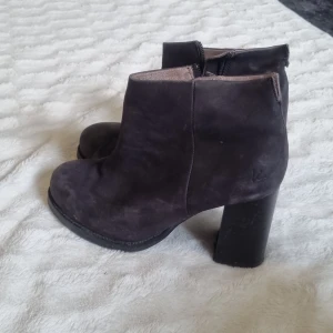 Svarta boots med klack - Snygga svarta boots. I gott skick, finns lite skavanker.