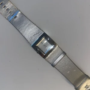 Klocka  - Klocka med silver band o allt. Jättesnygg tkr jag har bara inte kommit till användning så mycket. Lite sliten men bra skick i övrigt. Själva uret står still jag har inte försökt laga det men den är fin som accessoar ändå