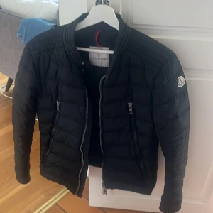 Moncler amiot jacka  - Säljer nu min riktigt feta moncler jacka eftersom den inte passar mig längre, skicket skulle jag säga är 8 utav 10 och självklart så är den äkta. 