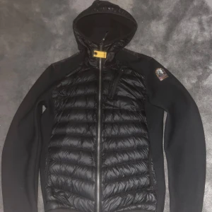 Svart jacka från Parajumpers - INGA BYTEN! Säljer en svart jacka från Parajumpers. Jackan har en quiltad design på framsidan och baksidan, den är tjockare än dem andra modellerna, 2 dragkedjor också, jackan är köpt från care of carls original box medföljer samt kvittot, den har en liten defekt på framsidan kolla bild, jackan fungerar perfekt för vinter vår o höst, storlek s sitter perfekt på kroppen bästa jackan att trixa och fixa stilen med, original priset är 4200kr mitt pris 1800.