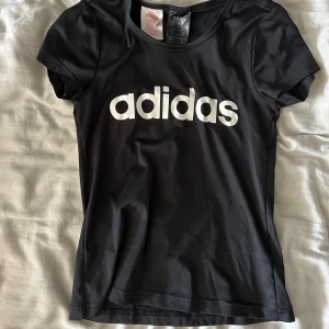 Adidas topp - Storlek 140 men skulle säga att det passar någon storlek upp också❤️