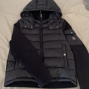 Moncler cardigan mörkblå   - Äkta moncler cardigan, säljer då den ej passar mig längre. Priset är ej hugget i sten. Storlek 3 vilket motsvarar M. Bara kontakta om du har frågor eller vill ha mer bilder.  