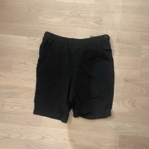 Svarta biker shorts - Snygga svarta biker shorts med en enkel design. Ska flytta snart så vill gärna bli av med allt så fort som möjligt (pris kan diskuteras)💕