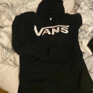 Svart hoodie från Vans - Säljer en svart hoodie från Vans.