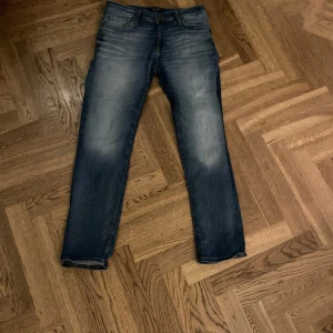 Blå jeansbyxor från Jack & Joans  - Snygga blå jeansbyxor med en klassisk straight fit. De har en lätt tvättad look och fem fickor. Perfekta för en avslappnad stil.