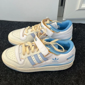Adidas Forum - Världens sötaste skor ifrån Adidas, tyvärr för stora för mig!😇💓Helt oanvända och två andra skosnören medföljer💓