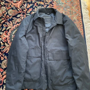 Massimo dutti jacka - Massimo dutti dunjacka  Skitsnygg dunjacka från massimo dutti perfekt till våren och även lite kallare  Size - L passar även M