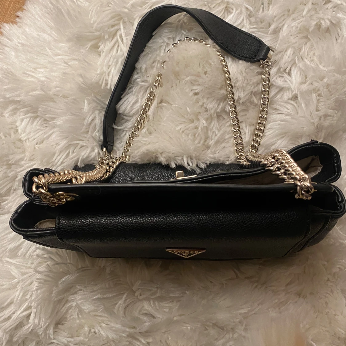 Svart axelväska från Guess - 1