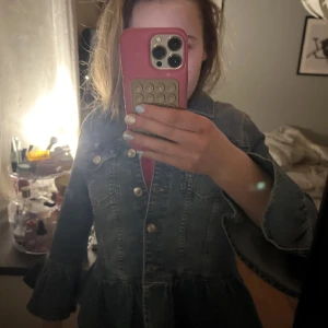 Jeansjacka med volangdetaljer - Snygg jeansjacka från Only med volangdetaljer i nederkant. Jackan har knappar framtill och två bröstfickor med knappstängning. Perfekt för en trendig look! Pris kan diskuteras, vid fundering skriv💗 den är bara provad, det gick inte att skicka tillbaks, 