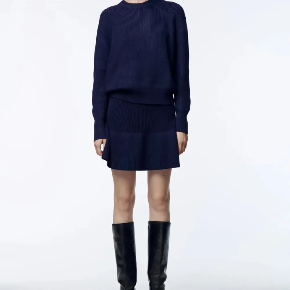 Säljer en mörkblå stickad kjol från Zara. Kjolen är ribbad vilket ger en stilren look. Perfekt för att matcha med en stickad tröja eller blus. Så snyggt nu under vår och sommar. Hameet.