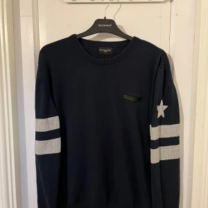 Givenchy stickad tröja! - Stört fet tröja från lyxmärket givenchy! Denna är extremt exklusiv och skön. Sitter liten i storlek 