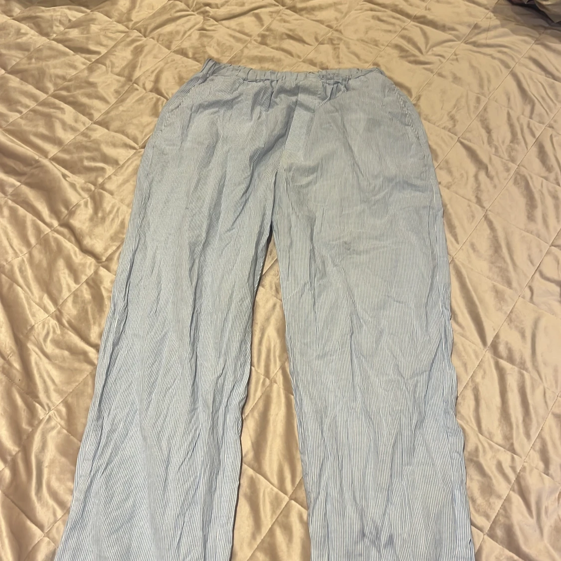 Randiga byxor med vida ben