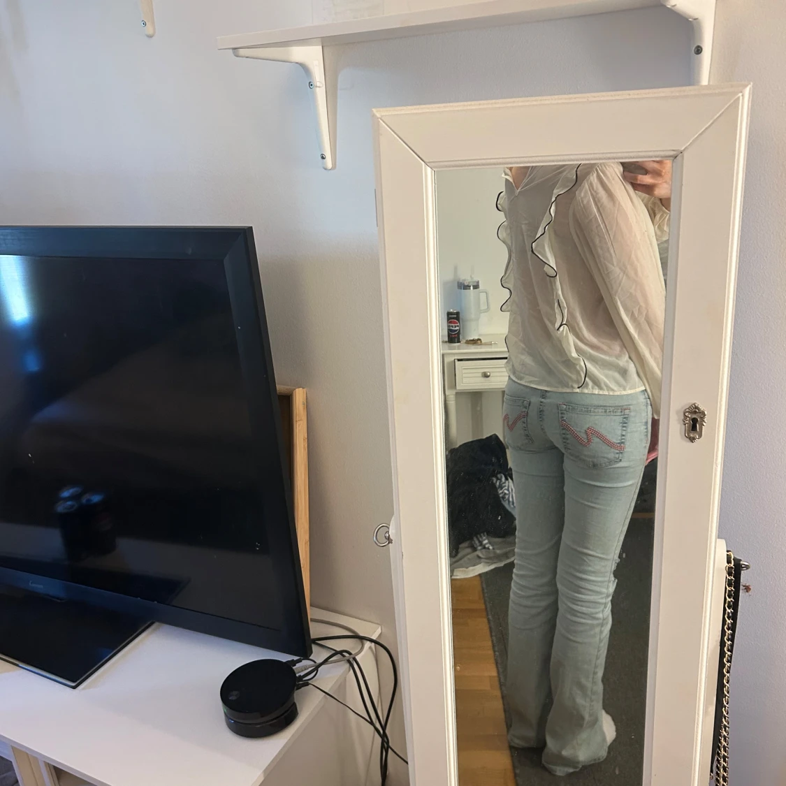 Vit blus med volangdetaljer - 1