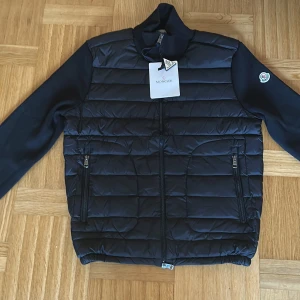 Svart moncler cardigan  - Svart moncler cardigan 