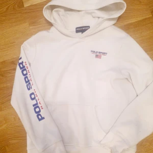 Vit hoodie  och byxor,,hoodie från Ralph luren  - Säljer en vit hoodie från Ralph Lauren klassisk design. Den har en stor logga på ärmen och en mindre logga med amerikansk flagga på bröstet. Perfekt för en sportig och avslappnad stil. 140kr🏷️,,byxor polo sport stl 158 150kr vit,,,,tillsammans 130