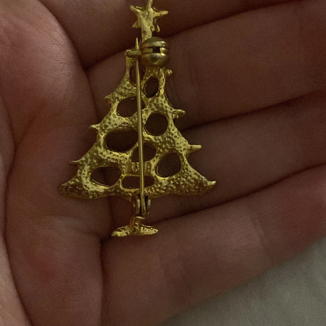 Guldiga broscher i form av ros och julgran - 3