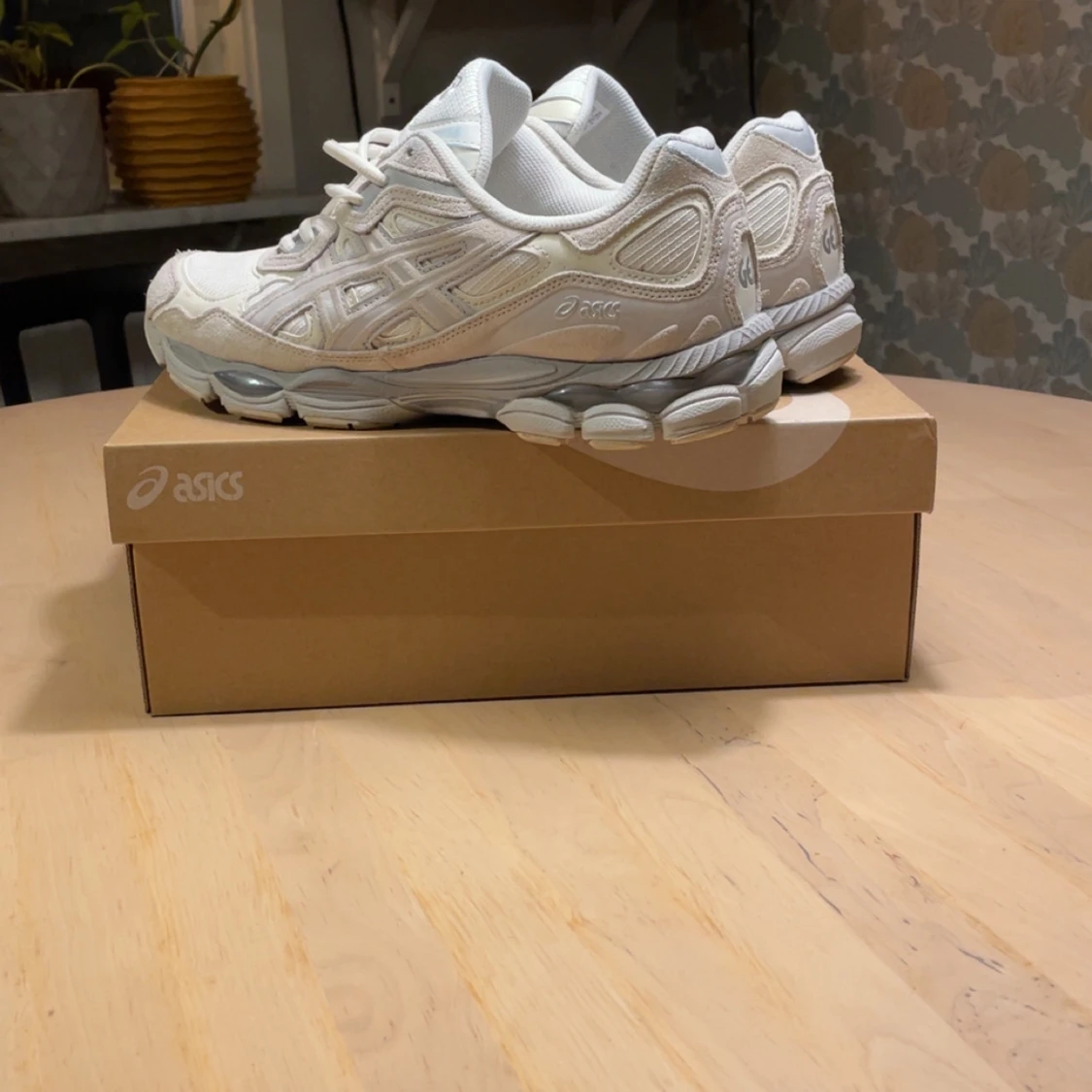 Vita sneakers från Asics - 1