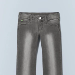 Grå bootcut jeans - Snygga grå bootcut jeans med en klassisk femficksdesign. De har en diskret tvättningseffekt och en knappgylf. Perfekta för en avslappnad stil. Storlek w23 & 30. Säljer pågrund av att de är för små i midjan. Mått kan fås på DM! Defekter vid topparna, bild fås på DM. Frågor tas också privat ❤️Kan eventuellt sänka lite vid snabbt köp :)) nypris 400kr!!