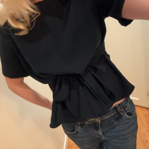  topp med knytning i midjan  - Fin topp från Zara i storlek 40 ❣️❣️ Eftersom man knyter den skulle jag säga att den passar de flesta storlekar 🙌 Färgen är mörkblå 