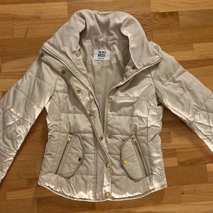 Biege vår jacka från Vero Moda - Fantastiskt vacker NY vitkrämig jacka från Vero Moda. Jackan fleece i nacken med både dragkedja och knappar. Den har praktiska fickor med dragkedja och guldfärgade detaljer. Perfekt för våren🌸☀️storlek XS men passar även 160cm. Hör bara av er om frågor eller annat 