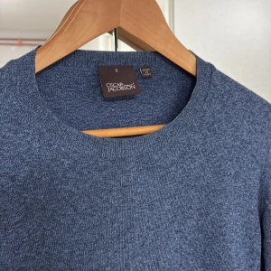 Oscar Jacobson merino ull tröja - Stilren blå tröja från Oscar Jacobson. Passar bäst 170-180cm. Perfekt för en avslappnad och elegant look. Bara höra av sig vid eventuella frågor!