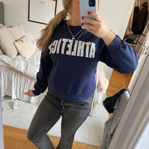 Mörkblå sweatshirt med tryck - Säljer en mörkblå college tröja som är super fin! Finns ej att köpa längre och tröjan är i väldigt bra skick❤️