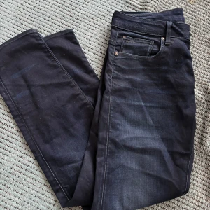 Mörk blå jeans från G-Star RAW - Hej 👋 Jeansen har inga defekter! Skick 8/10 då de har använts. Ställ gärna frågor vid funderingar. 🙌
